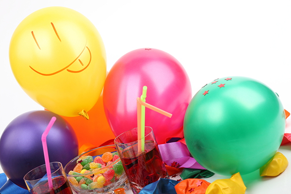 Los mayores desean celebrar su cumpleaños rodeados de sus seres queridos. ¿Necesitas ideas para organizar fiestas de cumpleaños para la tercera edad?
